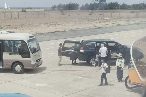 Phó bí thư thường trực tỉnh ủy Phú Yên dùng xe biển xanh vào sát máy bay đón con - Ảnh 1.