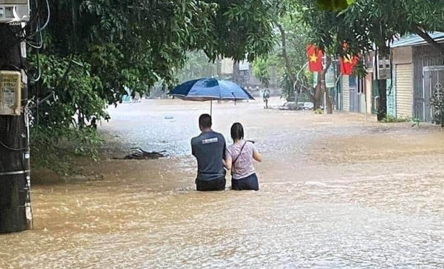 Nguyên nhân khiến nước ngập đến nóc ô tô ở thành phố Hà Giang - Ảnh 2.