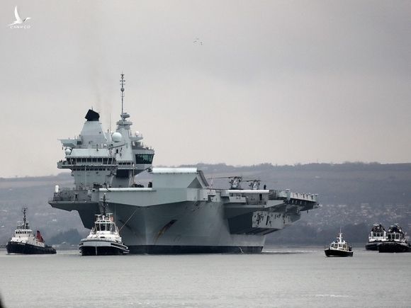 Hàng không mẫu hạm HMS Queen Elizabeth của Anh rời cảng Portsmouth hồi đầu năm để diễn tập với tiêm kích F-35 /// Ảnh: Hải quân hoàng gia Anh 