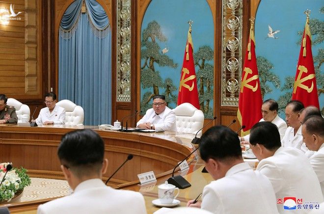 Triều Tiên có ca nghi nhiễm Covid-19 đầu tiên, ông Kim Jong-un họp khẩn - ảnh 1