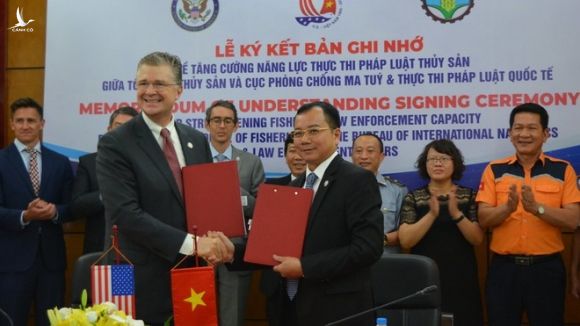 Ông Kritenbrink và ông Trần Đình Luân ký biên bản ghi nhớ /// Ảnh Đại sứ quán Mỹ
