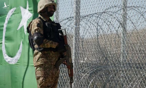 Binh sĩ Pakistan canh gác tại biên giới với Afghanistan, tháng 10/2017. Ảnh: AFP.