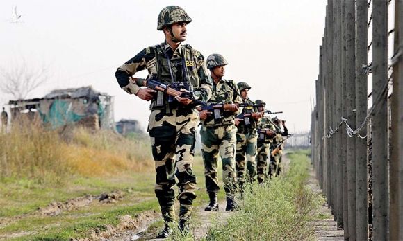Biên phòng Ấn Độ tuần tra dọc theo hàng rào trên bên giới với Pakistan, đoạn qua khu vực Ranbir Singh Pura, tháng 2/2019. Ảnh: Reuters.