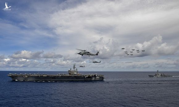 Máy bay thuộc không đoàn tàu sân bay 5 và 17 lập đội hình trên nhóm tác chiến tàu sân bay USS Nimitz trong diễn tập chung với USS Ronald Reagan tại Biển Đông, ngày 6/7. Ảnh: US Navy.