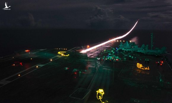 Tiêm kích đa năng F/A-18E thuộc không đoàn tàu sân bay 5 cất cánh từ tàu sân bay USS Ronald Reagan trong diễn tập chung với USS Nimitz tại Biển Đông, đêm 4/7. Ảnh: US Navy.