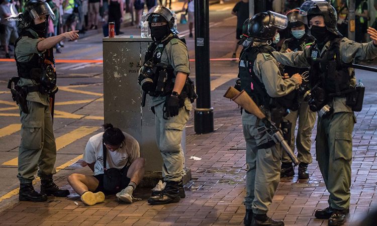 Cảnh sát Hong Kong bắt một người biểu tình (ngồi dưới đất), ngày 1/7. Ảnh: AFP.