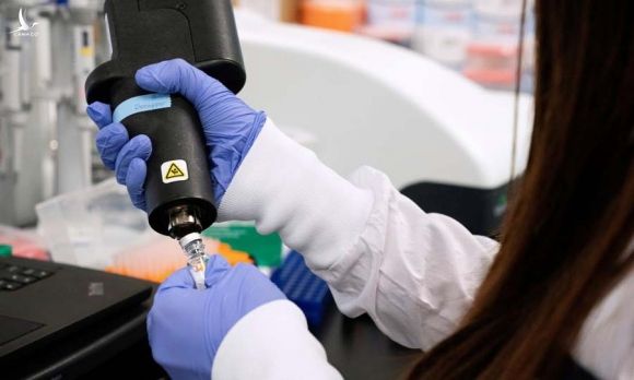 Một nhà khoa học nghiên cứu vaccine phòng nCoV tại phòng thí nghiệm ở San Diego, California, Mỹ, hôm 17/3. Ảnh: Reuters.