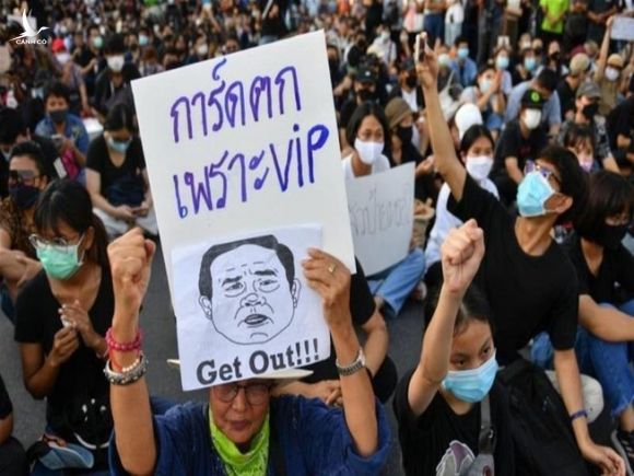 Người biểu tình Thái Lan kêu gọi Thủ tướng Prayuth Chan-ocha từ chức. Ảnh: REUTERS.