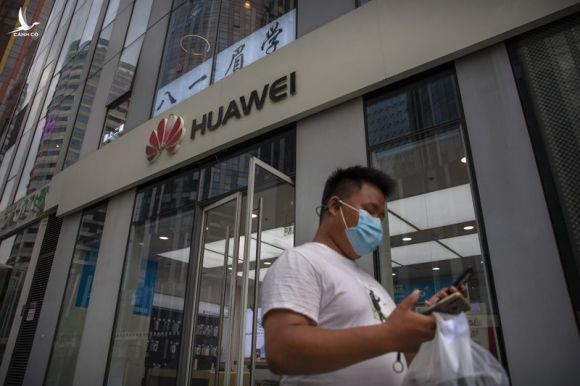 Một người đi qua cửa hàng của Huawei ở Bắc Kinh, Trung Quốc hôm 1/7. Ảnh: AP