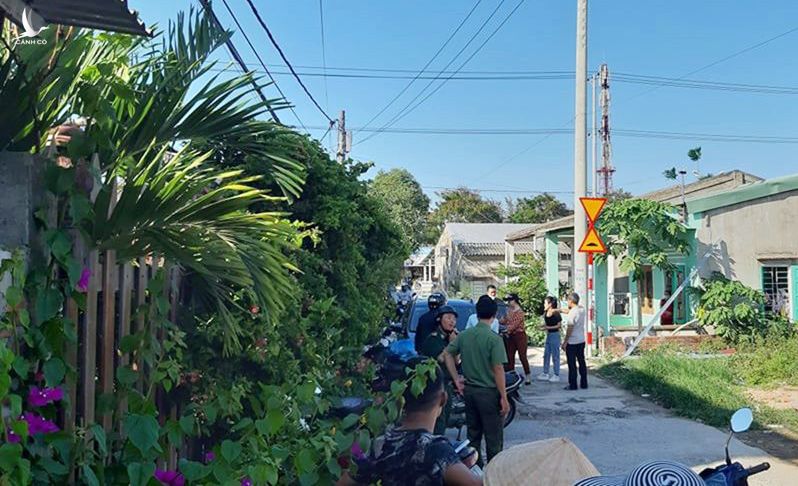 Lực lượng chức năng kiểm tra khu lưu trú ở thị xã Điện Bàn đưa 5 người đi cách ly. Ảnh: Đại Quyên.