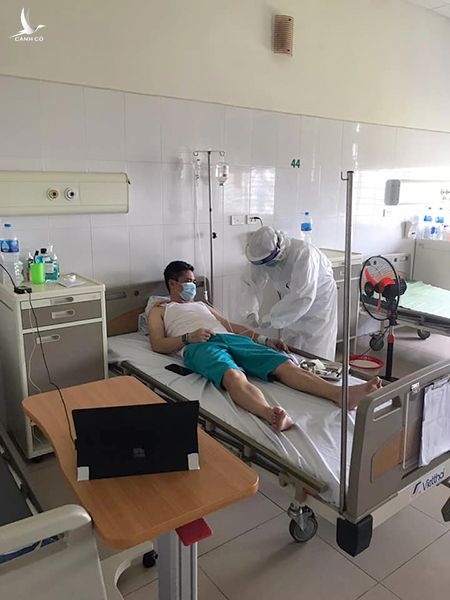 Anh Toàn đang dần hồi phục tại phòng điều trị thường sau 8 ngày phải nằm phòng cấp cứu. Ảnh: Nhân vật cung cấp.