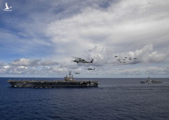 Tàu sân bay USS Ronald Reagan cùng tàu chiến, trực thăng và chiến đấu cơ của Mỹ trong cuộc tập trận ở Biển Đông ngày 6.7 /// DVIDS