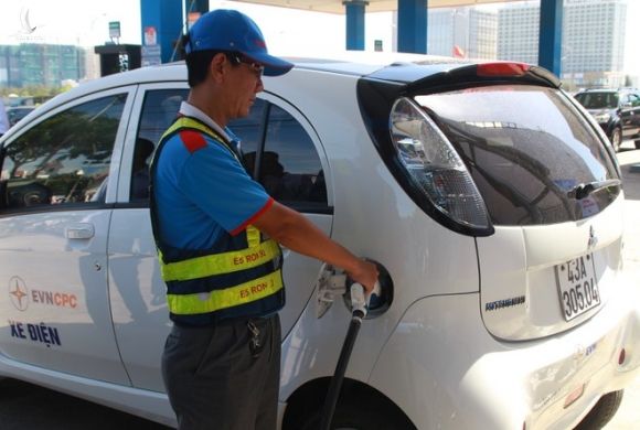 Trạm sạc ô tô điện lần đầu tiên xuất hiện ở cửa hàng xăng dầu tại Đà Nẵng giúp người sử dụng ô tô điện thuận tiện hơn trong việc nạp pin /// Ảnh: Hoàng Sơn