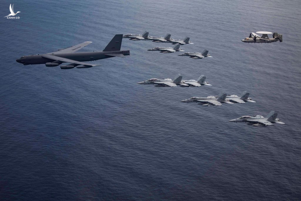 B-52H bay thẳng từ Mỹ tới Biển Đông tập trận ngay với tàu sân bay - Ảnh 1.