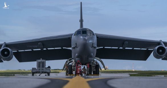 B-52H bay thẳng từ Mỹ tới Biển Đông tập trận ngay với tàu sân bay - Ảnh 2.
