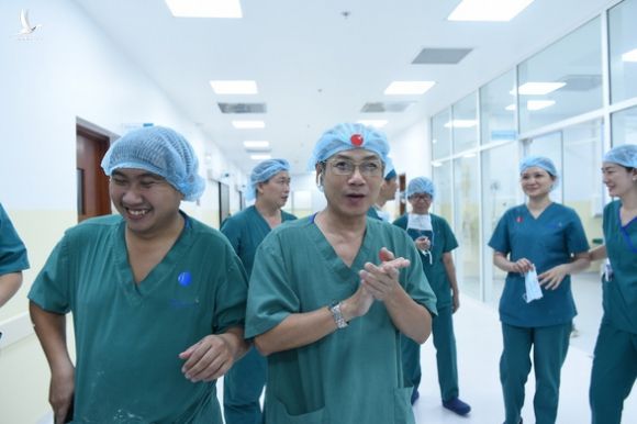 Báo chí quốc tế đưa tin về cuộc phẫu thuật tách rời trẻ song sinh dính liền của Việt Nam - Ảnh 1.