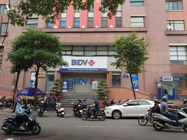 Ngân hàng BIDV chi nhánh Ngọc Khánh đã đóng cửa sau vụ cướp - Ảnh: NAM TRẦN Ngân hàng BIDV chi nhánh Ngọc Khánh đã đóng cửa sau vụ cướp - Ảnh: NAM TRẦN