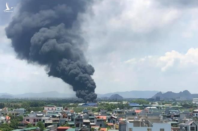 Cháy lớn tại khu công nghiệp ở Thanh Hóa, khói đen bốc cao hàng trăm mét - 1