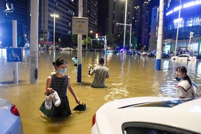 Lũ lụt hoành hành khủng khiếp, Trung Quốc tiếp tục nâng cảnh báo khẩn cấp - 2