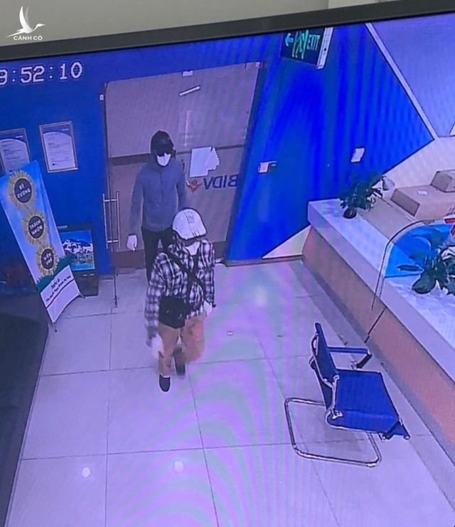 Cả hai đối tượng xông vào trong khu vực quầy giao dịch, dùng súng tự chế để cướp hơn 900 triệu đồng (Ảnh: Công an cung cấp). Cả hai đối tượng xông vào trong khu vực quầy giao dịch, dùng súng tự chế để cướp hơn 900 triệu đồng (Ảnh: Công an cung cấp).