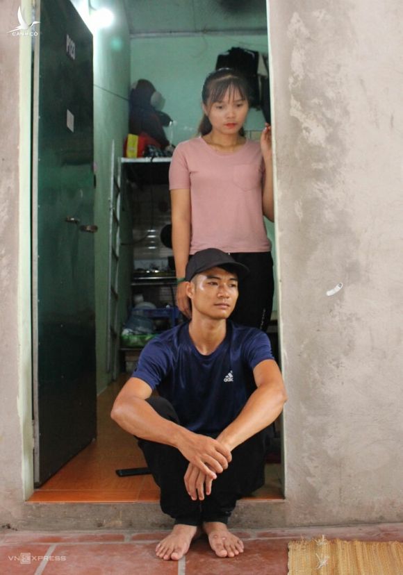 Vợ chồng Khôn trước cửa phòng trọ ở Bắc Ninh. Ảnh: Hoàng Phương.