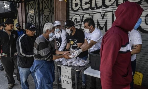 Người dân xếp hàng nhận thực phẩm miễn phí giữa đại dịch Covid-19 ở thủ đô Mexico City của Mexico hôm 9/7. Ảnh: AFP.
