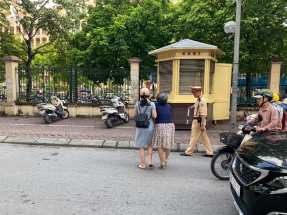 Bị tố ra giữa đường kéo ngã 2 phụ nữ đi xe máy, CSGT Hà Nội nói gì? - 1