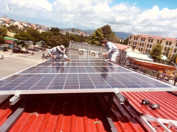 TPHCM: Tiền điện tăng cao, người dân “đổ xô” lắp điện mặt trời áp mái - 1