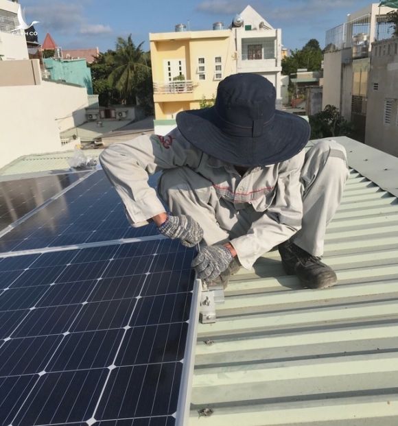 TPHCM: Tiền điện tăng cao, người dân “đổ xô” lắp điện mặt trời áp mái - 2