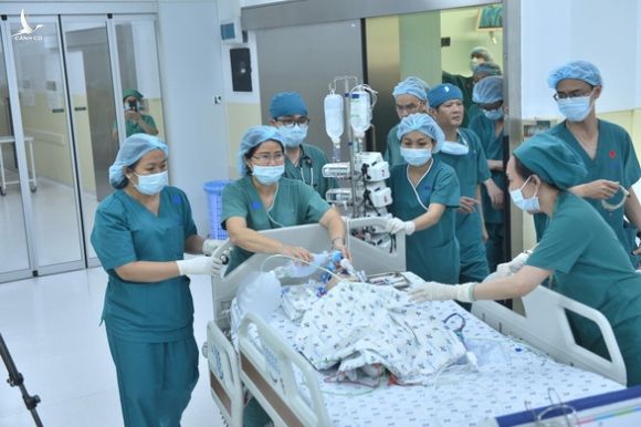 Thủ tướng Nguyễn Xuân Phúc gọi điện chúc mừng êkip phẫu thuật tách rời cặp song sinh - Ảnh 2.