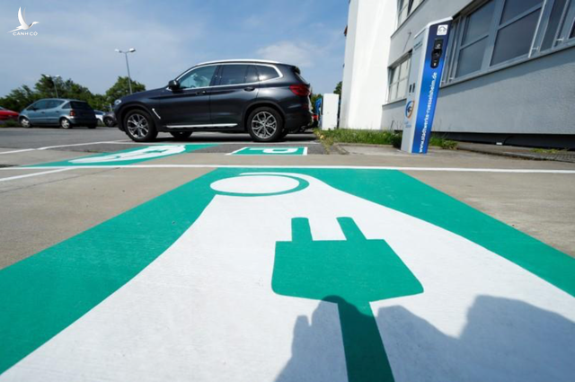 Đức: Các trạm xăng phải có chỗ sạc cho xe chạy điện - 1