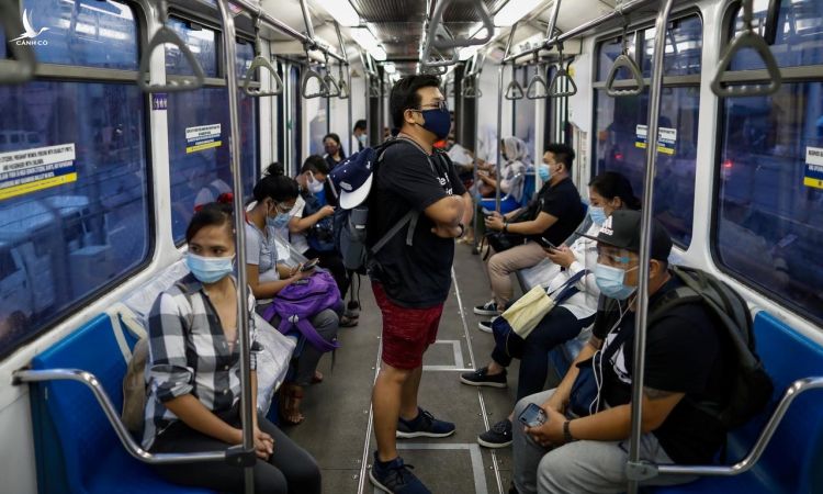 Người dân đeo khẩu trang trên chuyến tàu ở thành phố Quezon, vùng thủ đô Manila, Philippines, hôm 21/7. Ảnh: Reuters.