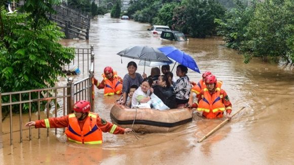 Người dân huyện Cửu Giang, tỉnh Giang Tây được sơ tán /// AFP