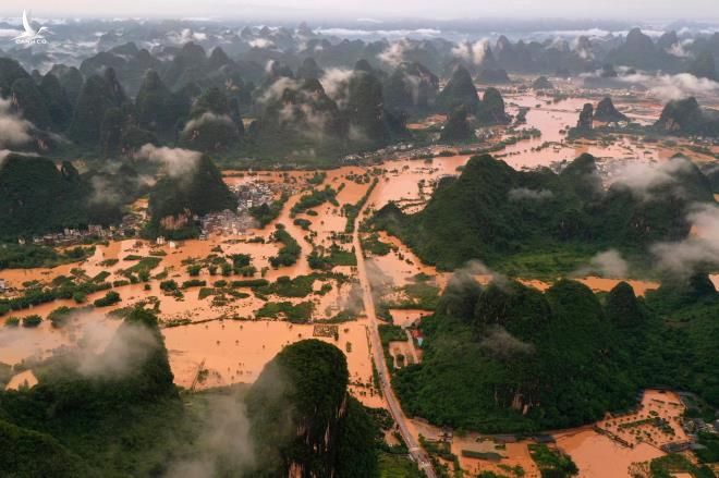 Lũ lụt hoành hành khủng khiếp, Trung Quốc tiếp tục nâng cảnh báo khẩn cấp - 1