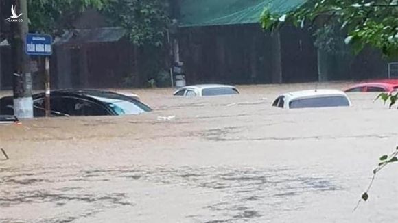Nhiều tuyến đường ở Hà Giang bị nhấn chìm, ngập lụt trong sáng 21.7 do mưa lũ /// Ảnh Gia Hân