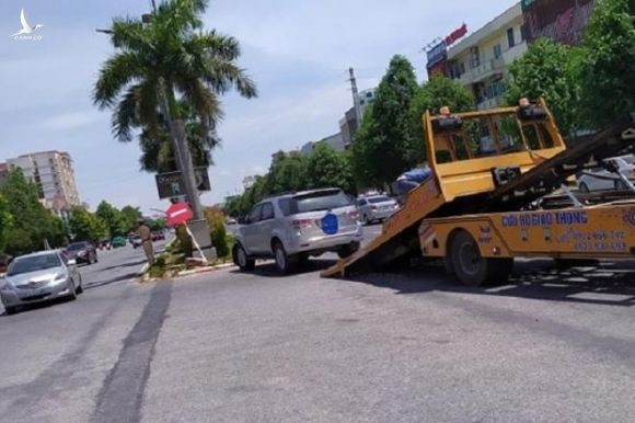 3 cán bộ chúi mặt vào điện thoại sau tai nạn: UBKT Tỉnh ủy Nghệ An lên tiếng - 2