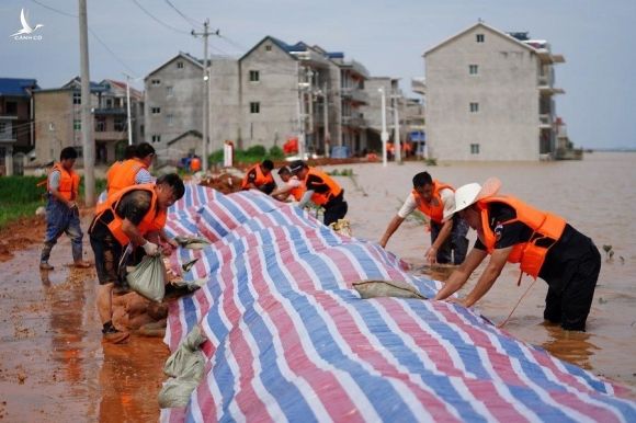 Hơn 400 con sông vượt mức báo động, Trung Quốc căng mình ứng phó