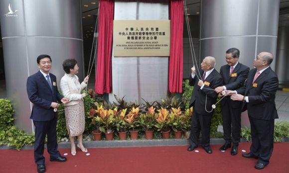 Quan chức Trung Quốc đại lục và Hong Kong dự lễ khánh thành trụ sở Phòng Bảo vệ An ninh Quốc gia tại Hong Kong hôm 8/7. Ảnh: AFP.