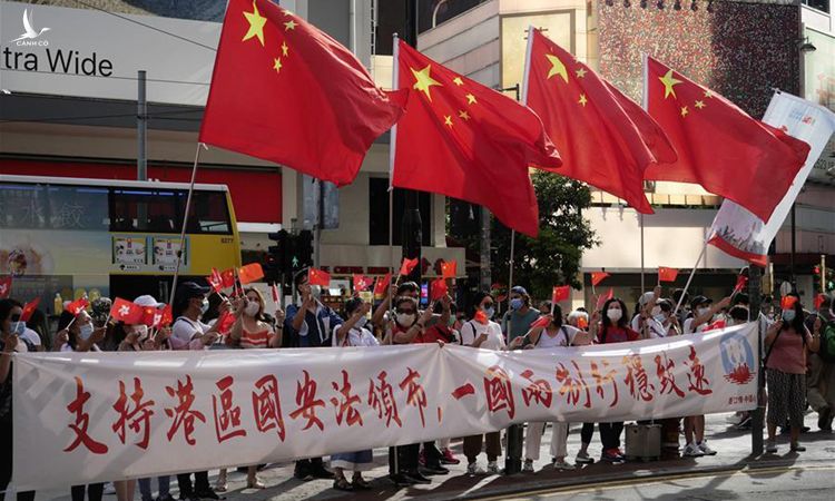 Người Hong Kong ủng hộ luật an ninh tuần hành ăn mừng ở Vịnh Causeway hôm 30/6 sau khi luật được thông qua. Ảnh: Xinhua.