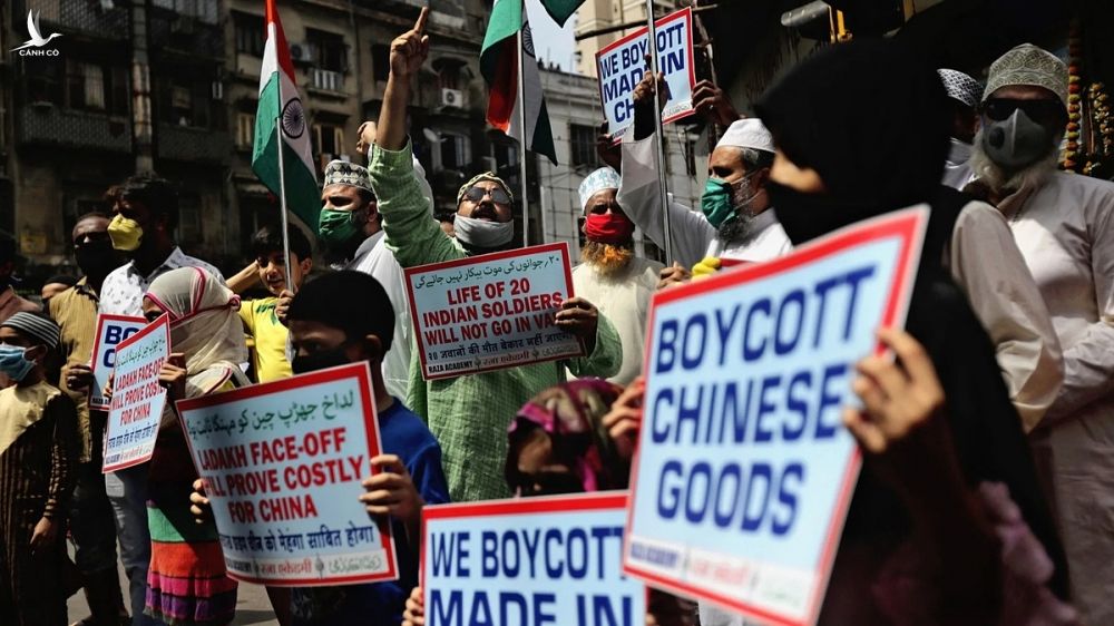 Người Ấn Độ biểu tình tẩy chay hàng Trung Quốc tại Mumbai vào tháng 6/2020. Ảnh: AP
