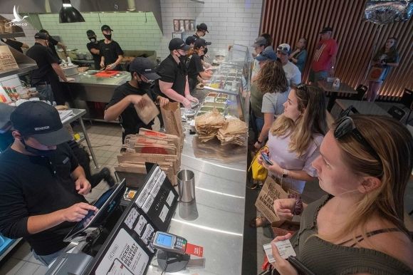 Bên trong cửa hàng của Chipotle tại Pensacola, Florida vào tháng 6/2020. Ảnh: Reuters