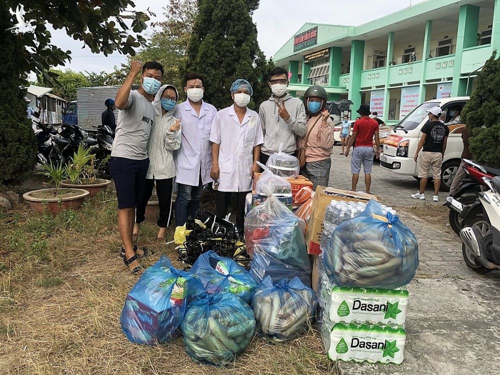 Nhóm của Vĩnh tặng nhu yếu phẩm quyên góp được cho bệnh viện Phổi Đà Nẵng sáng ngày 30/7. Ảnh: Đào Vĩnh.
