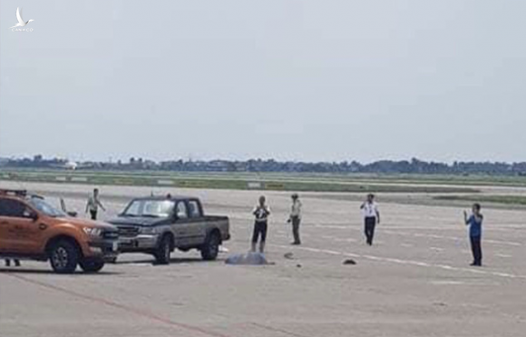 Nhân viên vệ sinh bị xe bán tải tông chết trong sân bay Nội Bài - Ảnh 1.