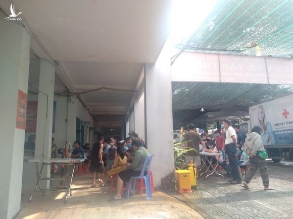 Người dân về từ Đà Nẵng đi khai báo y tế tại Trung tâm y tế Q.Gò Vấp TP.HCM ngày 28.7. /// Ảnh: Minh Phúc