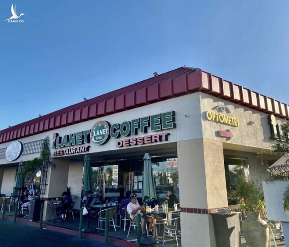 Khách uống cà phê ngoài trời ở quận Cam (California) /// Nguyễn Đức Cường