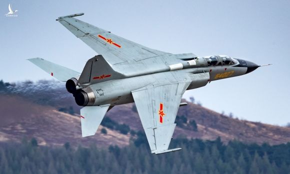 Cường kích JH-7 Trung Quốc bay huấn luyện năm 2019. Ảnh: 81.cn.