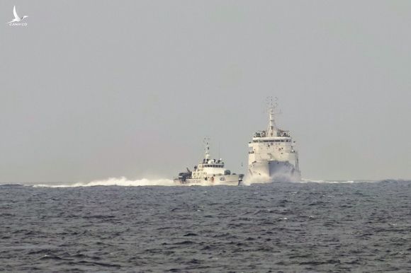 Tàu CSB-4031 (trái) ngăn cản tàu hải cảnh Trung Quốc, 10.2019 Mai Thanh Hải