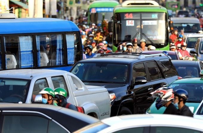 Xe buýt vẫn là loại hình giao thông vận tải hành khách công cộng chủ lực của TP HCM và chỉ đang đáp ứng khoảng 10% nhu cầu đi lại của người dân. Ảnh: Hữu Khoa
