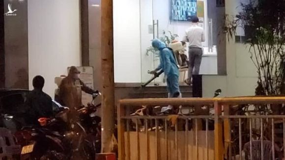 Một số nhân viên mặc đồ bảo hộ đi vào trong khách sạn T.D.2 nằm trên đường Nguyễn Chí Thanh (Q.11) /// Ảnh: C.T.V