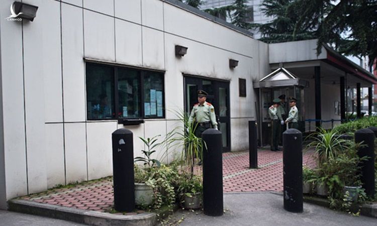 Bên ngoài lãnh sự quán Mỹ ở Thành Đô, thủ phủ tỉnh Tứ Xuyên của Trung Quốc. Ảnh: AFP.